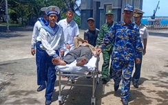 Bộ đội Trường Sa cứu ngư dân bị đột quỵ liệt nửa người khi đánh bắt trên biển
