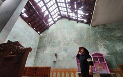 Hơn 1.000 ngôi nhà tan hoang sau bão, người dân Hà Tĩnh bật khóc giữa cảnh hoang tàn