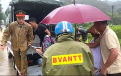 Thanh Hóa: Công an xã vượt mưa lũ đưa sản phụ đến bệnh viện sinh con an toàn