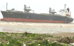 Tàu vận tải nghìn tấn bị bão số 5 thổi trôi dạt, mắc cạn trên biển