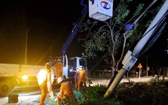 Những “người hùng thầm lặng” khôi phục ánh sáng ở Hà Tĩnh sau bão số 5