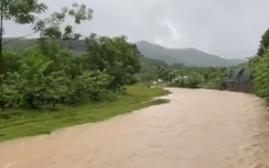 Một người bị lũ cuốn trôi khi qua cầu tràn ở Tuyên Quang