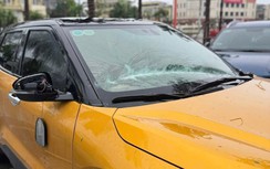 Hà Tĩnh: Nhiều ô tô hư hỏng do biển quảng cáo, kính vỡ từ trên cao rơi trúng 