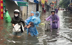 Hà Nội: Nhiều tuyến đường ngập nặng, người dân lội nước đi chợ, đi làm