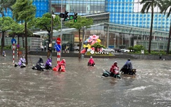 Hà Nội ngập lụt trên các tuyến phố, người dân nên hạn chế ra đường