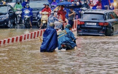 Cận cảnh nước ngập ngang xe, tiến thoái lưỡng nan trên nhiều tuyến phố Hà Nội