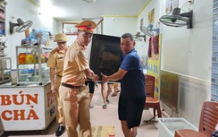 Nước sông dâng cao, người dân ở Lào Cai tất bật di dời tài sản trong đêm