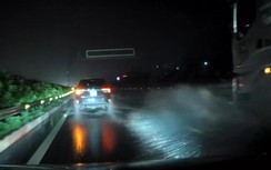 Tài xế ô tô "mù tạm thời" vì bị tạt nước