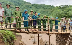 Nghệ An: Làm cầu gỗ cứu trợ 42 hộ dân ở bản vùng biên bị cô lập do bão
