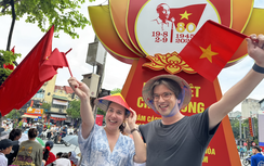 Người dân, du khách xuống đường háo hức đón chờ buổi sơ duyệt diễu binh, diễu hành