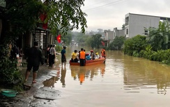 Không quản hiểm nguy dầm mưa vượt lũ, giúp dân khắc phục hậu quả bão lũ ở Lào Cai