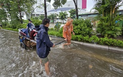 Hà Nội: Mưa ngớt, người dân vẫn ám ảnh vì còn hơn 20 điểm ngập sâu