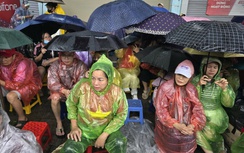 Biển người đội mưa, giữ chỗ từ sớm chờ xem sơ duyệt diễu binh, diễu hành