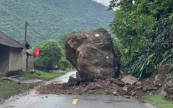 Bản tin TNGT 27/8: Tảng đá khổng lồ sạt xuống QL7 khi xe khách chở 15 người đang đi tới