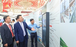 Bộ trưởng Trần Hồng Minh thăm không gian trưng bày thành tựu 80 năm Bộ Xây dựng