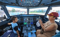 Người dân hào hứng lần đầu được ngồi trong buồng lái máy bay