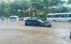 Hà Nội phân luồng từ xa trên đường Võ Chí Công do ngập sâu