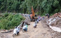 Nỗ lực thông tuyến, xóa ách tắc trên quốc lộ sau bão số 5
