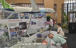 Triển lãm thành tựu 80 năm ngành Xây dựng thu hút giới trẻ tham quan