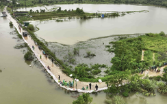 Hà Nội sơ tán gần trăm hộ dân do ngập nước, sạt lở đất