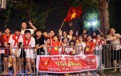 Hà Nội: Người dân thức xuyên đêm chờ xem tổng duyệt diễu binh, diễu hành A80