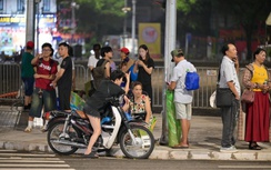 Đội mưa, thức xuyên đêm giữ chỗ xem tổng duyệt diễu binh, diễu hành trước 30 tiếng