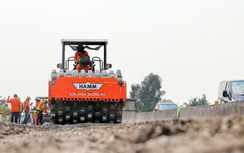 Tăng tốc về đích, công nhân đội nắng thi công trên công trường dự án Lộ Tẻ - Rạch Sỏi