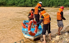 Giải cứu 5 người dân bị cô lập do lũ lớn ở Quảng Trị