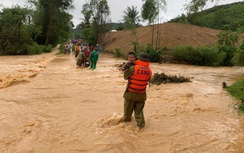 Mưa lớn do bão số 6, nhiều tuyến đường Hà Tĩnh ngập sâu, sạt lở