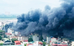 Cháy bãi trông giữ xe dưới cầu Vĩnh Tuy, khói đen bốc cao hàng chục mét