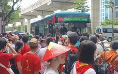Xe buýt, tàu điện chạy hết công suất giải tỏa hành khách sau tổng duyệt A80