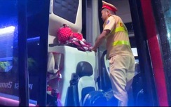 CSGT phát hiện xử lý xe khách 24 chỗ nhồi nhét 46 người trên quốc lộ 1A trong đêm