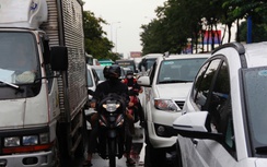Ngày đầu nghỉ lễ, cửa ngõ TP.HCM ken đặc phương tiện, nội đô thông thoáng