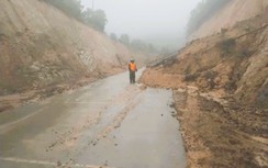 Mưa lớn, nhiều tuyến đường, cầu tràn các xã miền núi Quảng Trị sạt lở, ngập sâu