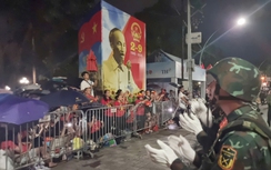 Quân và dân hòa chung nhịp đập, ca hát xuyên đêm chờ tổng duyệt diễu binh, diễu hành