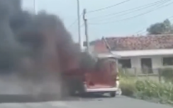 Xe 16 chỗ bốc cháy dữ dội trên QL51, hành khách thoát nạn trong gang tấc