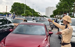 Hàng nghìn ô tô đổ về khu Triển lãm A80, CSGT dùng xe đặc chủng gọi loa chống ùn tắc