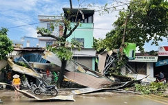 Hà Nội: Xã ven đô khắc phục hậu quả giông lốc khiến cây đổ ngổn ngang, nhà tốc mái