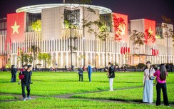 Nhà Quốc hội mở cửa cho người dân tham quan, trú mưa dịp Quốc khánh