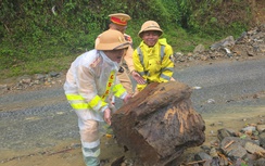 Xúc động hình ảnh cảnh sát giao thông Lào Cai đội mưa giữ đường trong dịp Tết Độc lập