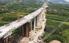 Công nhân đội nắng hoàn thiện cầu số 1 cao tốc Vũng Áng - Bùng