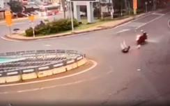 Ô tô tải kéo đứt cáp viễn thông, người đi xe máy vướng dây ngã văng xuống đường