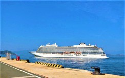 Tàu biển quốc tế liên tục cập cảng đưa du khách đến với Khánh Hòa