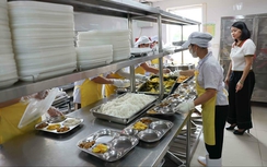 Phụ huynh Hà Nội nhẹ gánh khi con được hỗ trợ bữa ăn bán trú