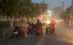 TP.HCM chìm trong cơn mưa lớn tối 5/8: Xe chết máy, người dắt bộ la liệt giữa phố