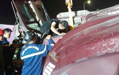 Hải Phòng: Giải cứu tài xế mắc kẹt trong cabin xe container lật ngang đường