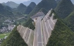 Trung Quốc xẻ núi làm đường cao tốc dẫn tới cầu cao nhất thế giới