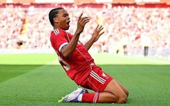 Thần đồng 16 tuổi đang gây sốt trong màu áo Liverpool là ai?