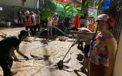 Hà Nội: Kịp thời khắc phục sự cố bùn nhão phun trào trong ngõ Núi Trúc