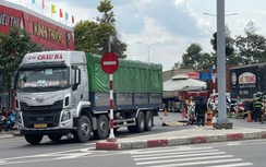 TP.HCM: Xe tải ôm cua cán người phụ nữ đi xe máy tử vong